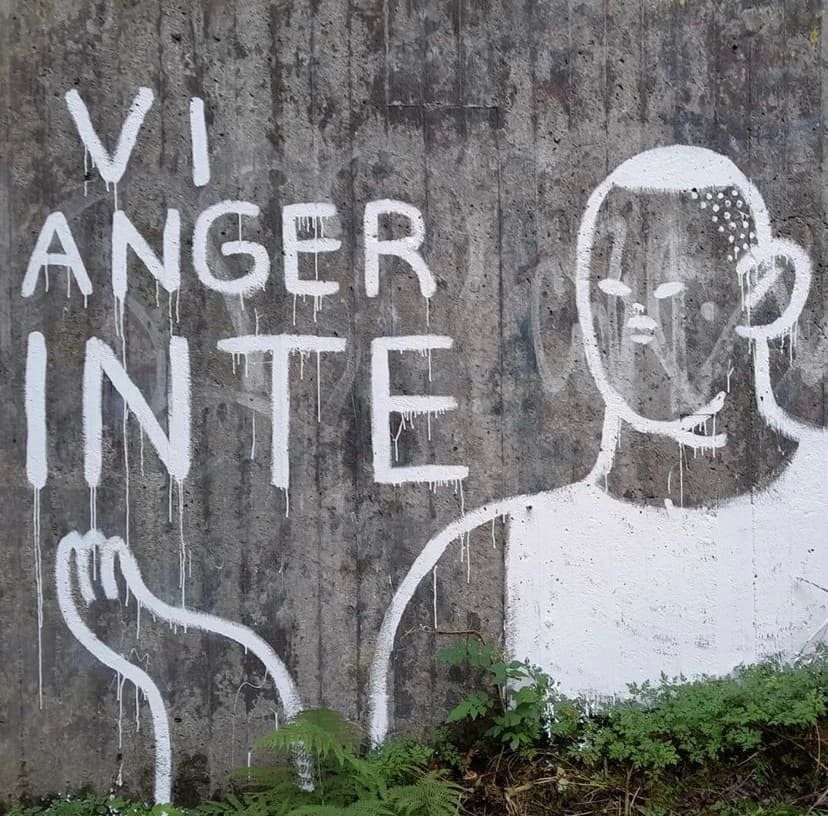 Väggmålning med texten 'Vi anger inte'