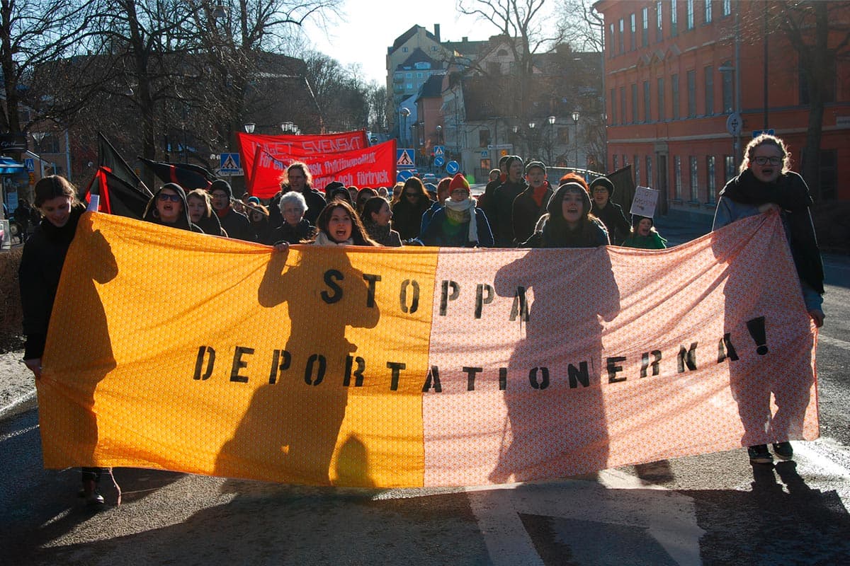 Demonstration med banderollen 'Stoppa deportationerna'