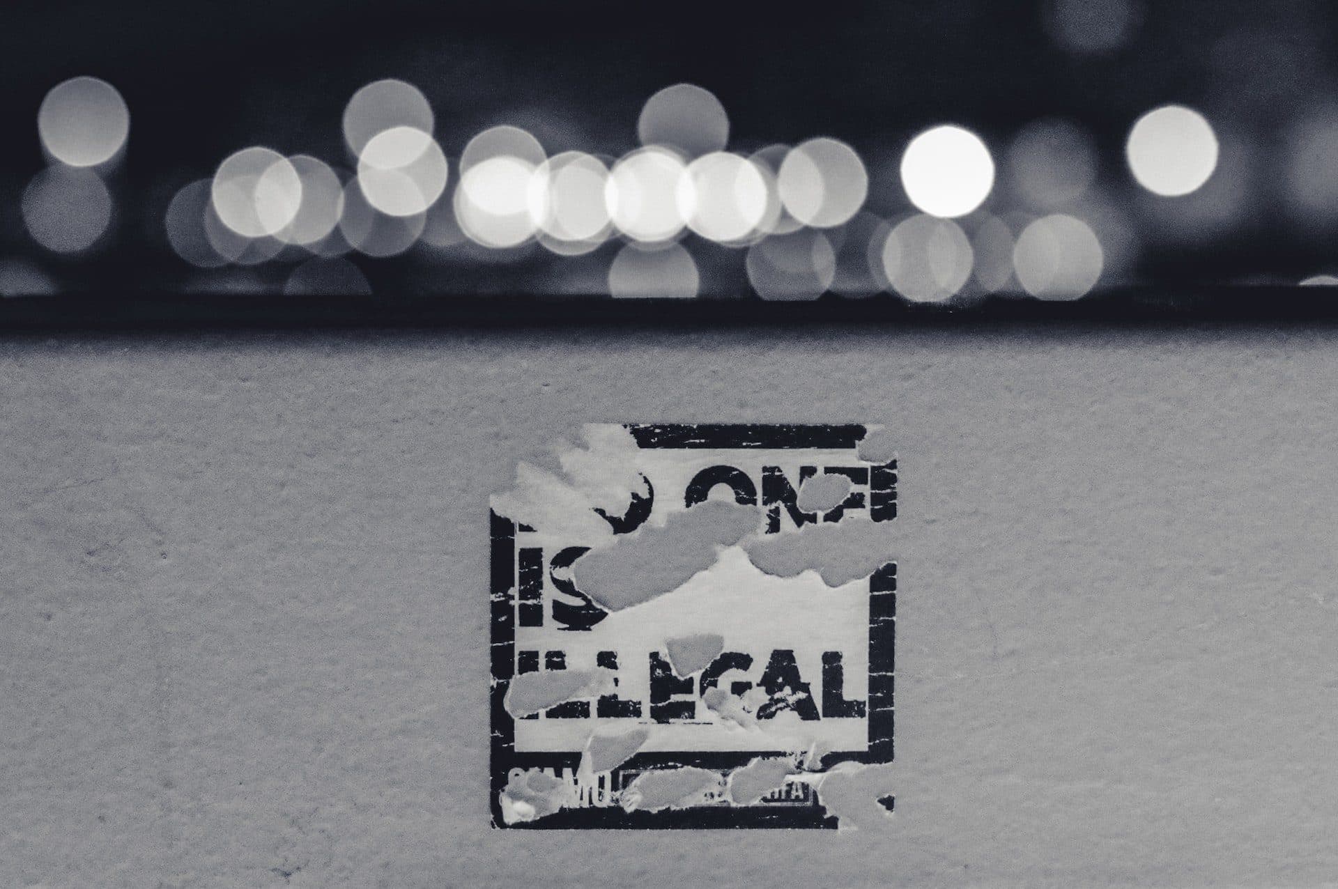 Klistermärke 'No one is illegal'