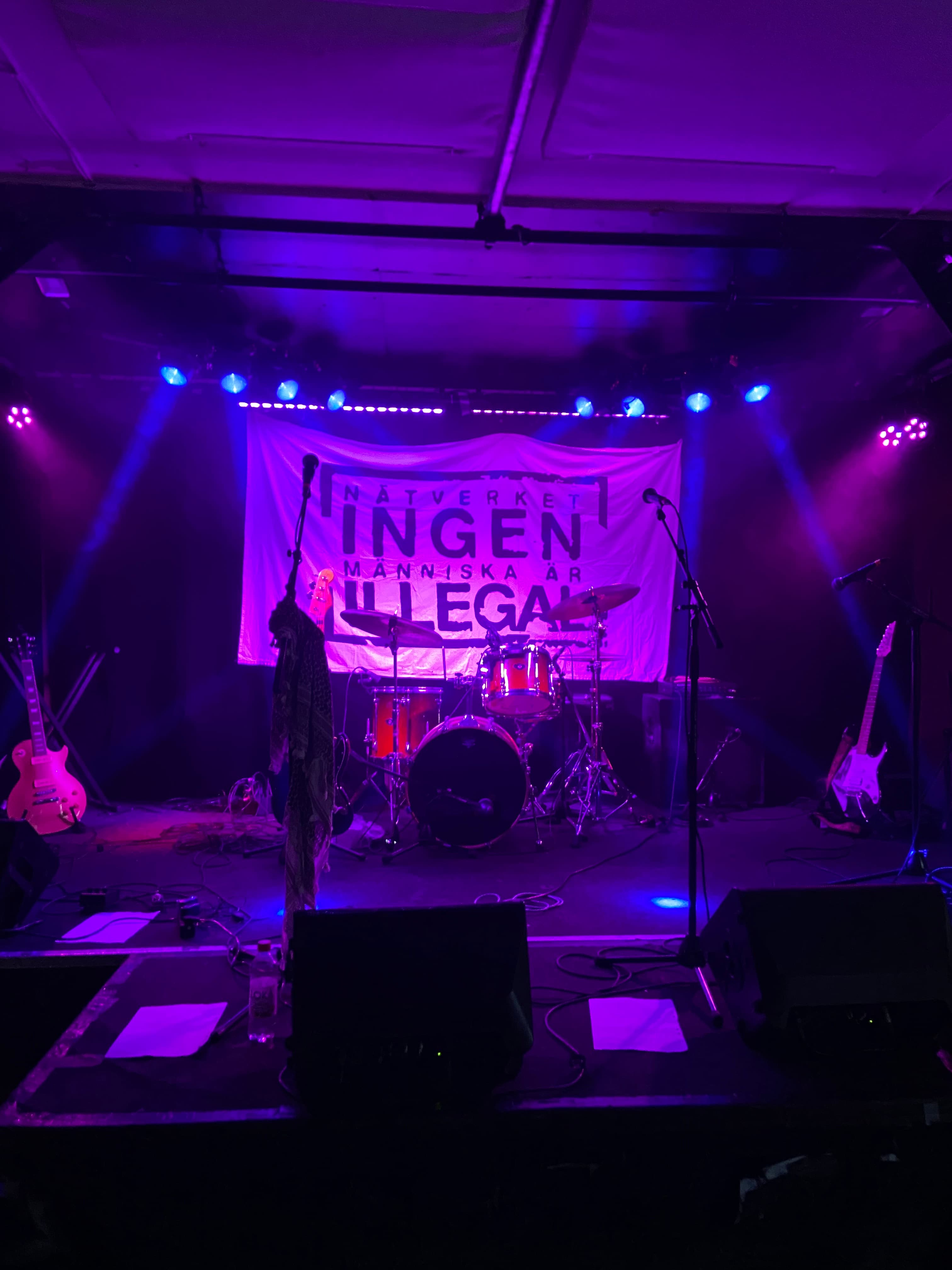 Scen med IMÄI-banderoll